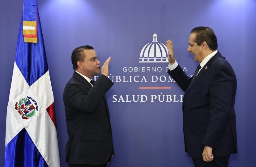 Ministro de Salud juramenta al doctor Julio Landr&oacute;n como nuevo director ejecutivo del Servicio Nacional de Salud (SNS)