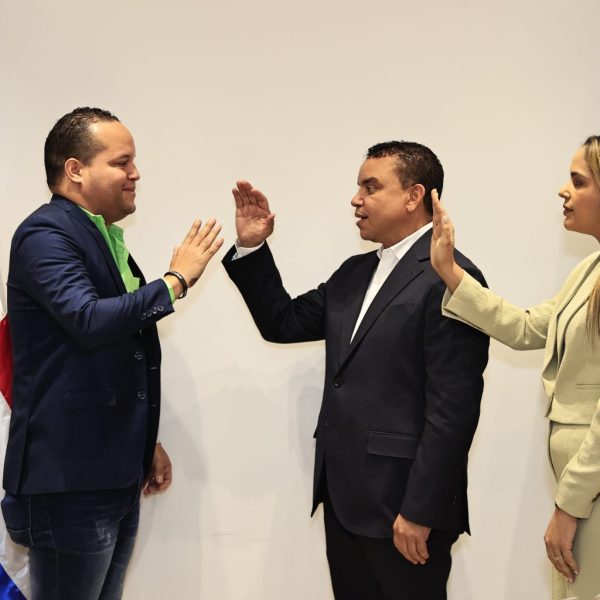 Titular del SNS juramenta nuevo director en el hospital Inmaculada Concepci&oacute;n