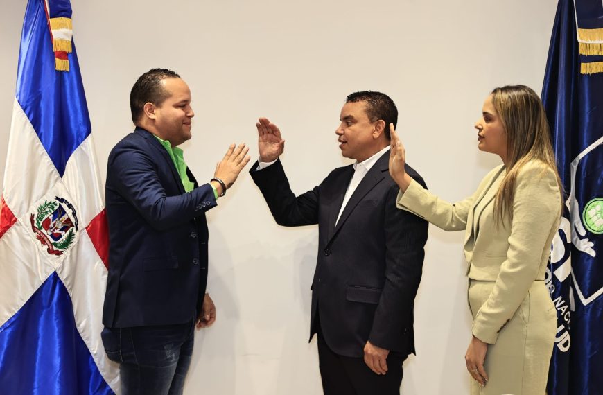 Titular del SNS juramenta nuevo director en el hospital Inmaculada Concepci&oacute;n